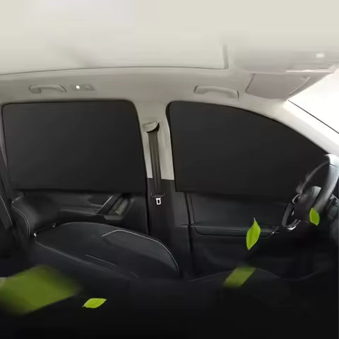 MagShade magnetische zonneschermen bevestigd aan de zijruiten van een auto interieur