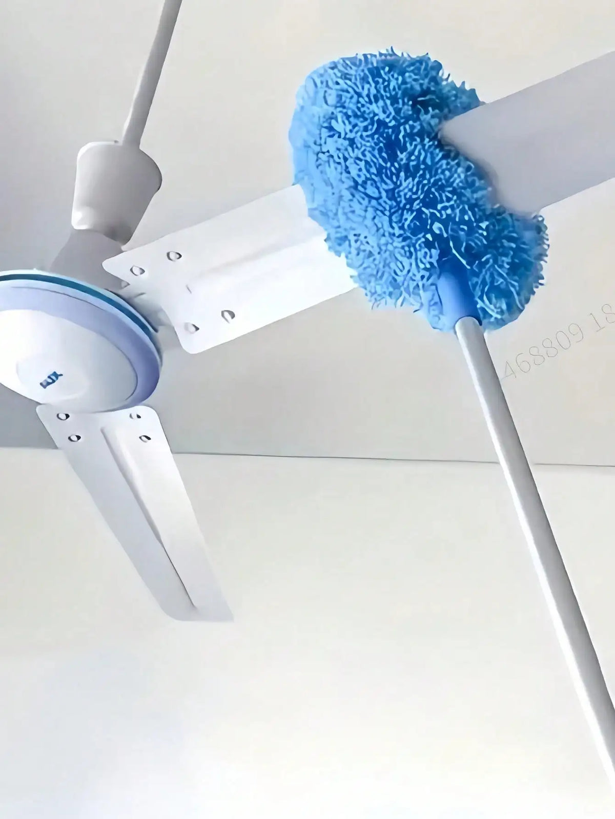 Reikwijd close-up van de microvezel kop bij de ventilatorbladen