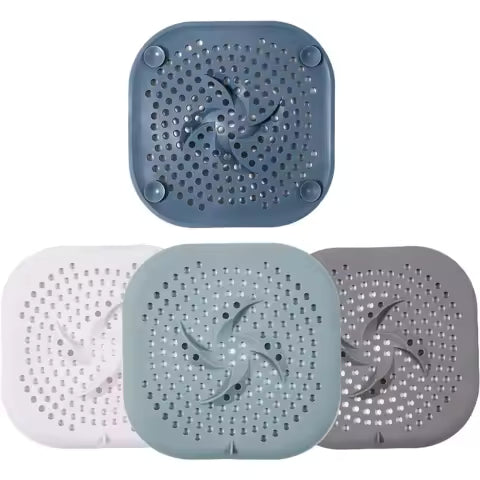 DrainGuard siliconen haarvanger geplaatst over de afvoer van een badkuip met suction cup