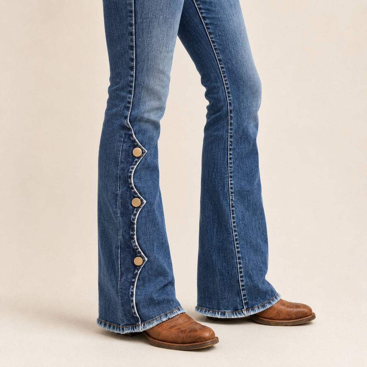 RetroFlare hoge taille jeans - schulpvormig knoopdetail en rafelzoom