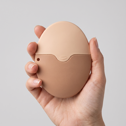 SunVelour Zonnecrème Applicator in de hand, schaalindicatie