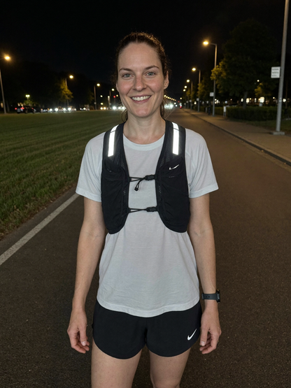 Hardloopster draagt Glowdash vest bij avondrun