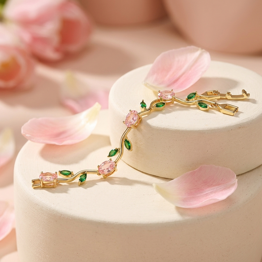 Fleurelle Tulp Armband in goud met roze kristallen tulpen en groene blaadjes op creme ondergrond