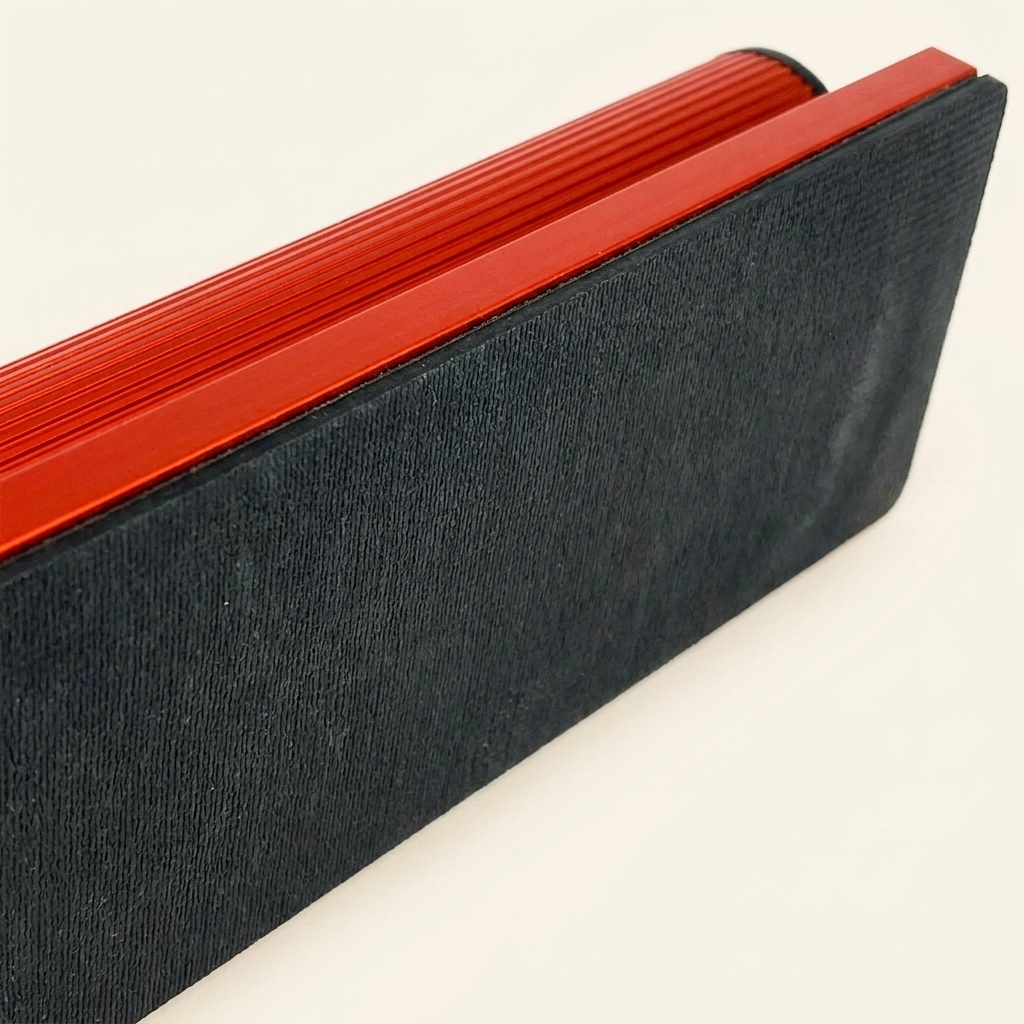 Detail van de zwarte antislip zuigstrip aan de onderzijde van de KierFix Plankentrekker