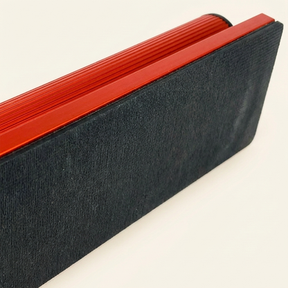 Detail van de zwarte antislip zuigstrip aan de onderzijde van de KierFix Plankentrekker