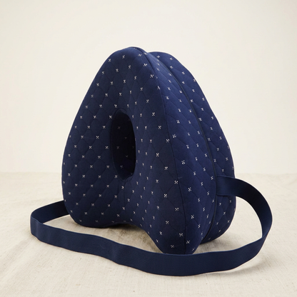 Orthonuit ergonomisch beenkussen in middernachtblauw quilted stof met elastische beenband