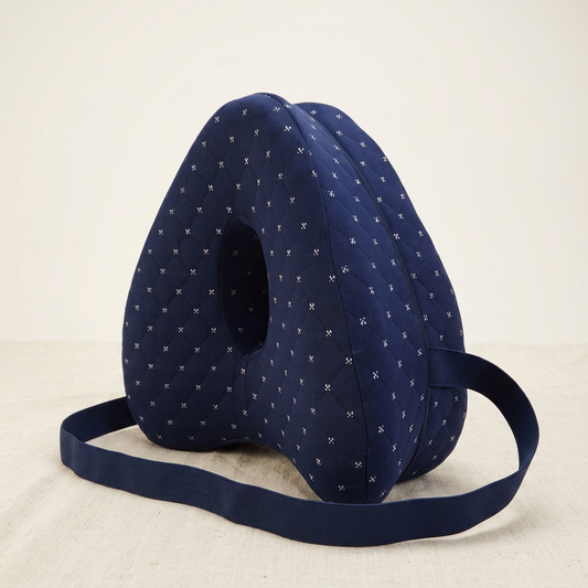 Orthonuit ergonomisch beenkussen in middernachtblauw quilted stof met elastische beenband
