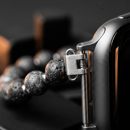 Macro detail van de connector die het kralenbandje aan de Apple Watch bevestigt