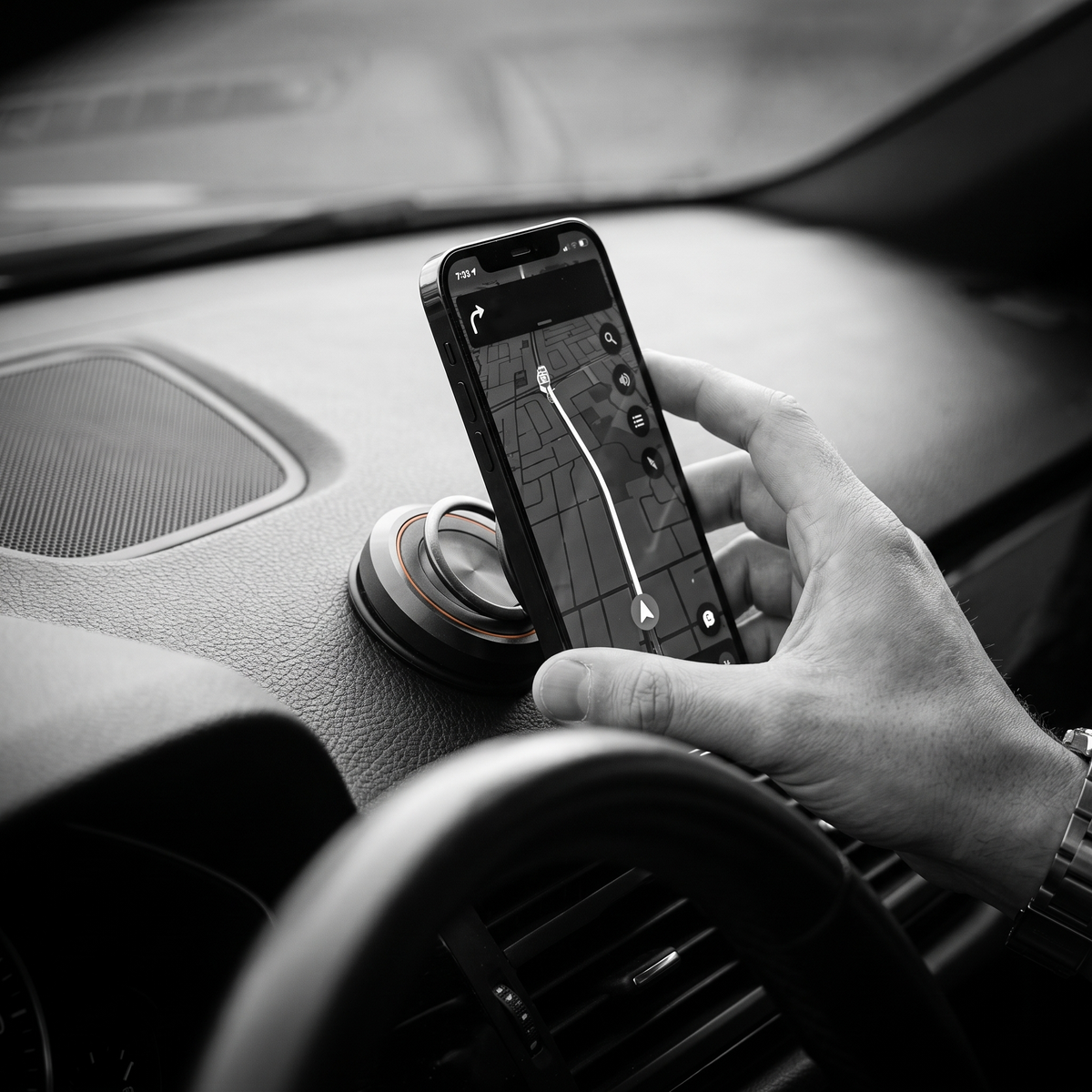 Bestuurdersperspectief: telefoon met navigatie vastklikken op de CLICKLOCK houder naast het stuur