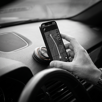 Bestuurdersperspectief: telefoon met navigatie vastklikken op de CLICKLOCK houder naast het stuur