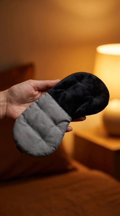 Slaaphuis slaapmasker in de hand, zacht gewicht, bandloos