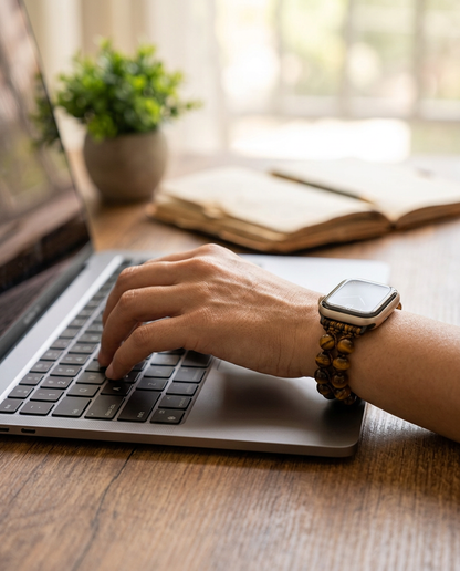 CHAKRABIND gedragen tijdens dagelijks gebruik, typen op laptop, tijgeroog variant
