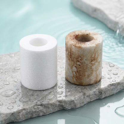 Nieuw wit HydroPuur filterelement naast een verkleurd, gebruikt filterelement na weken doucheren