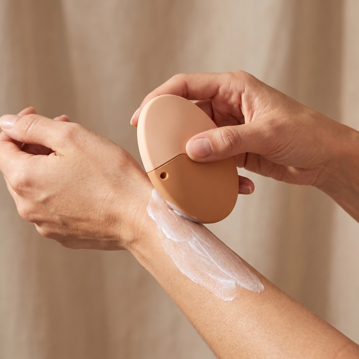 SunVelour Zonnecrème Applicator correct vastgehouden en gebruikt om zonnecrème op de pols aan te brengen