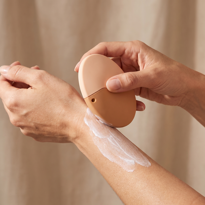 SunVelour Zonnecrème Applicator correct vastgehouden en gebruikt om zonnecrème op de pols aan te brengen